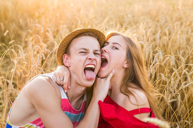 Portrait de couple expressif embrasse dans le domaine