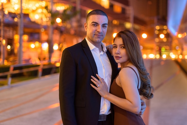 Portrait de couple à l'extérieur la nuit dans la ville de Bangkok en Thaïlande