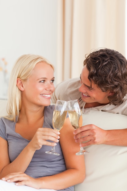 Portrait d&#39;un couple faisant un toast