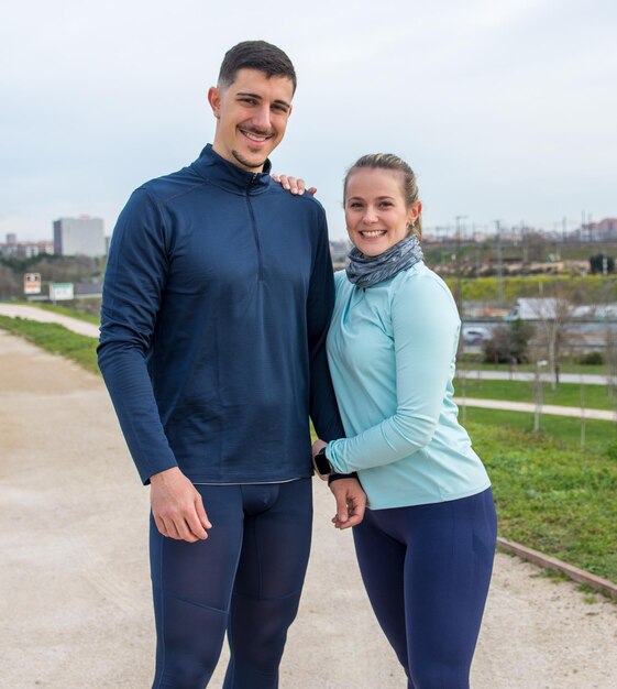 Portrait d'un couple de fitness souriant