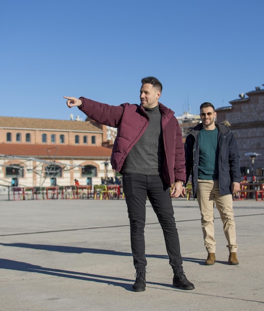 Un portrait d'un couple gay heureux à l'extérieur