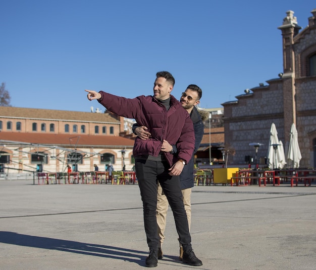 Un portrait d'un couple gay heureux à l'extérieur