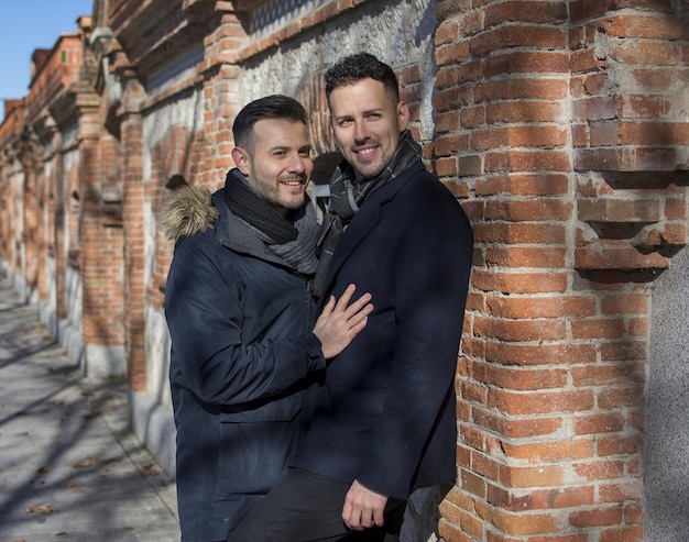 Un portrait d'un couple gay heureux à l'extérieur