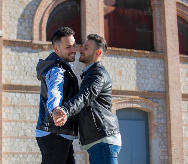 Un portrait d'un couple gay heureux à l'extérieur