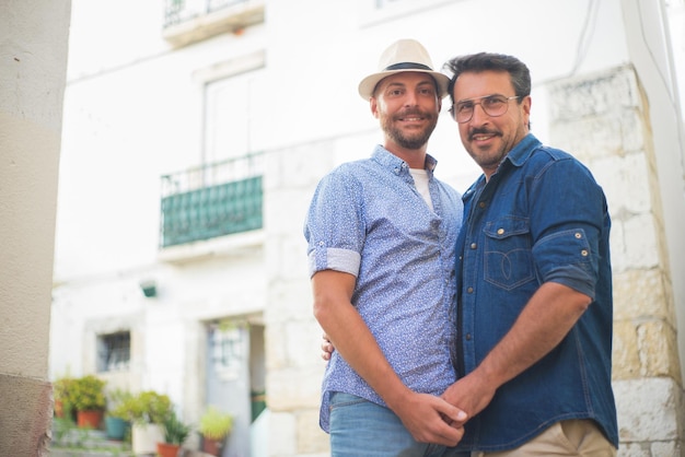 Portrait d'un couple gay heureux