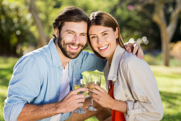 Portrait, de, couple, grillage, verres vin