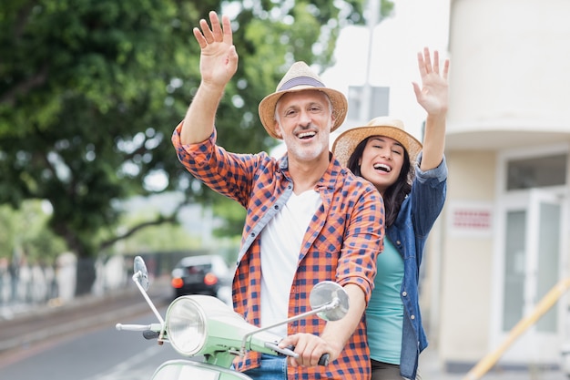 Portrait de couple heureux, agitant la main