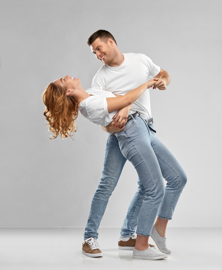 Photo portrait d'un couple heureux dans des chemises blanches dansant