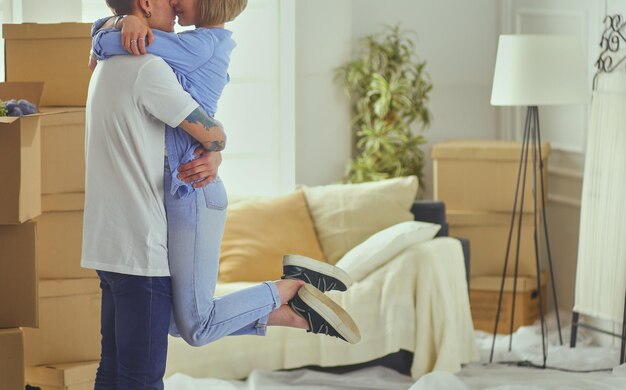 Portrait de couple heureux dans la nouvelle maison