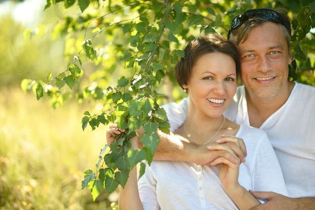 Portrait d'un couple heureux dans le parc d'été