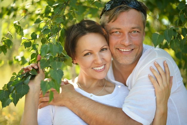 Portrait d'un couple heureux dans le parc d'été