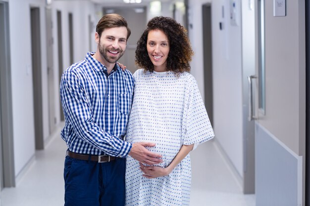 Portrait, de, couple heureux, debout, dans, couloir