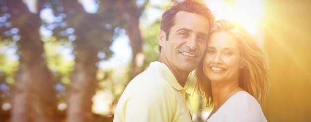 Portrait d'un couple heureux debout dans la rue