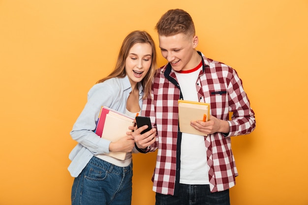 Portrait d'un couple heureux de l'école d'adolescents