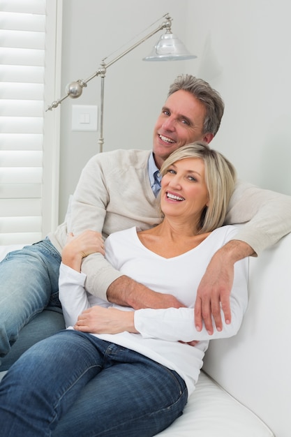 Portrait d&#39;un couple heureux embrassant à la maison