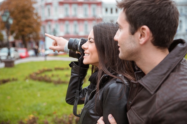 Portrait d'un couple heureux faisant photo sur le devant à l'extérieur