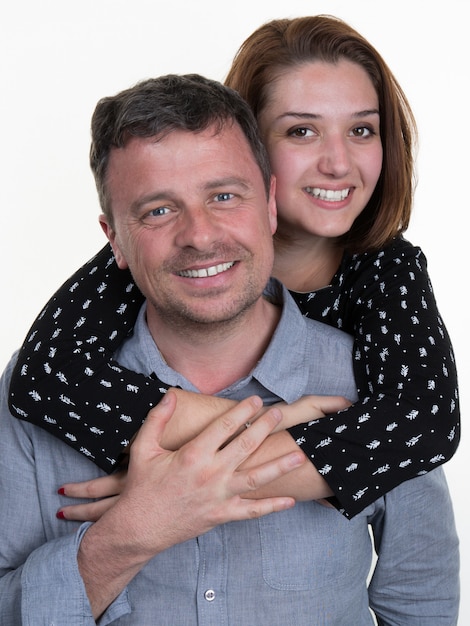 Portrait de couple heureux isolé sur blanc