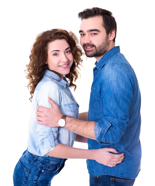 Portrait de couple heureux isolé sur fond blanc