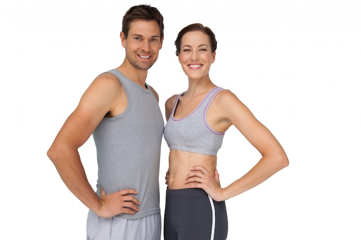 Photo portrait d&#39;un couple heureux avec les mains sur les hanches