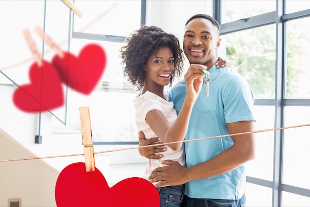 Portrait d'un couple heureux montrant la nouvelle clé de la maison