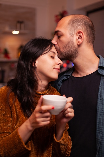 Portrait d'un couple heureux profitant des vacances de noël passer du temps ensemble