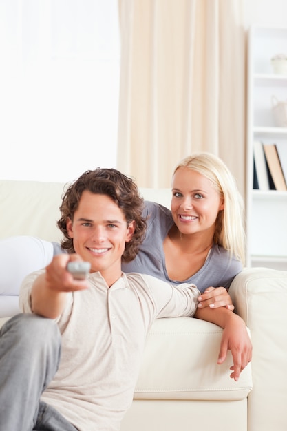 Portrait d&#39;un couple heureux en regardant la télévision