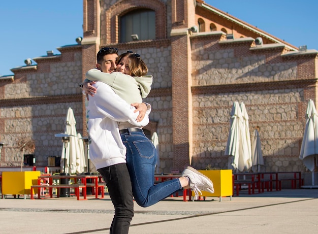 Un portrait d'un couple heureux s'amusant à l'extérieur