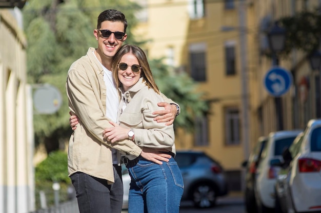 Un portrait d'un couple heureux s'amusant à l'extérieur