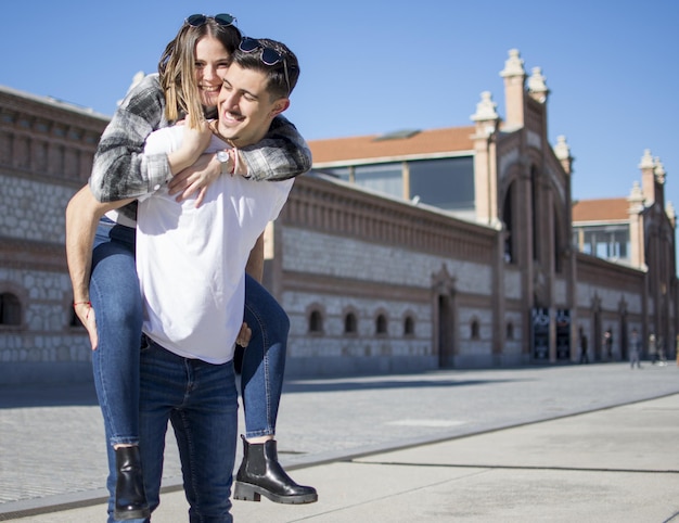 Un portrait d'un couple heureux s'amusant à l'extérieur