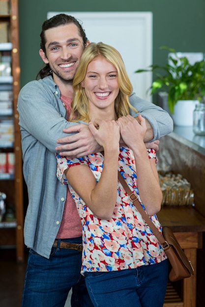 Portrait de couple heureux s'embrassant dans un café