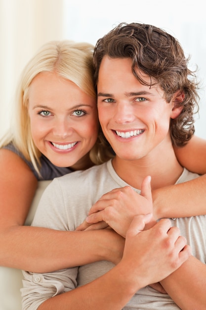 Portrait d&#39;un couple heureux s&#39;embrassant