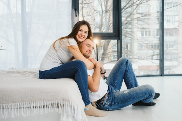 Portrait de couple heureux se détendre à la maison