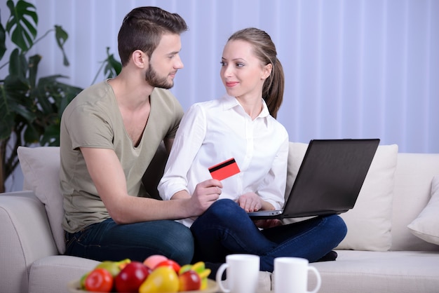 Portrait de couple heureux, shopping en ligne.