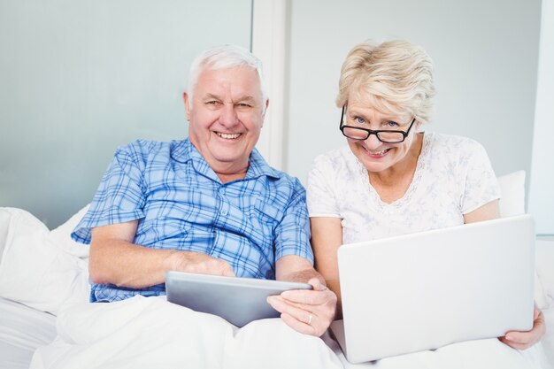 Portrait d'un couple heureux avec les technologies