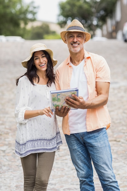 Portrait, de, couple heureux, tenant carte