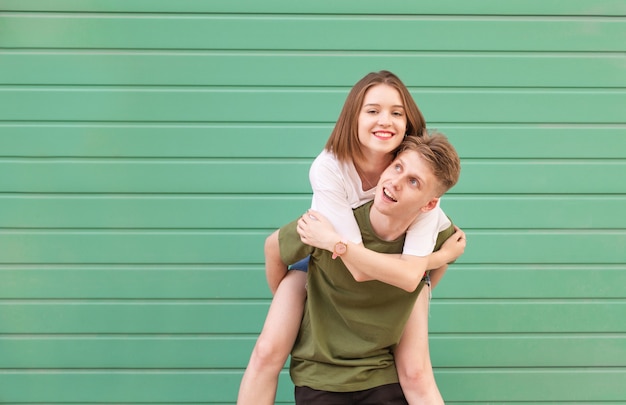 Portrait d'un couple heureux sur une turquoise