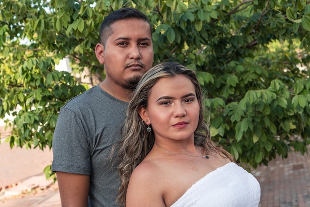 Portrait d'un couple hispanique sérieux dans le parc