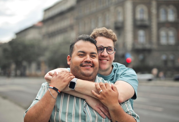 portrait de couple homosexuel dans la rue