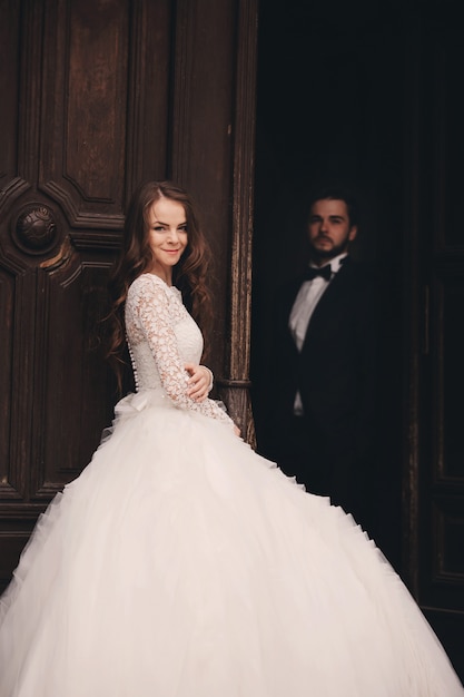 Portrait de couple de jeunes mariés heureux