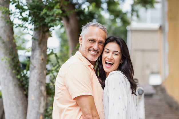 Portrait de couple joyeux