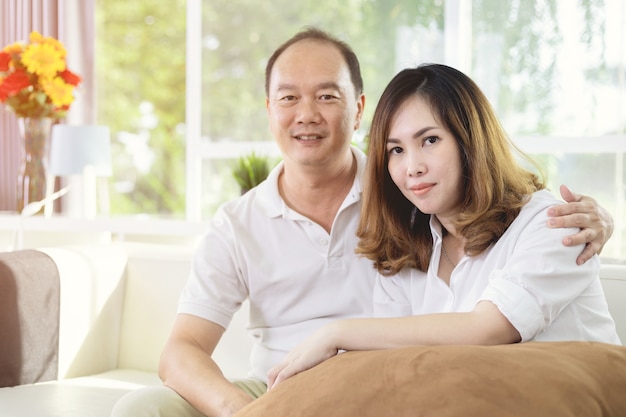 Portrait de couple marié asiatique heureux à la maison.