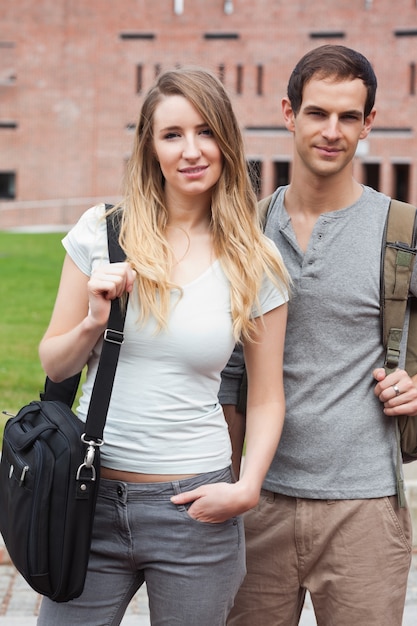 Portrait d&#39;un couple mignon étudiant posant