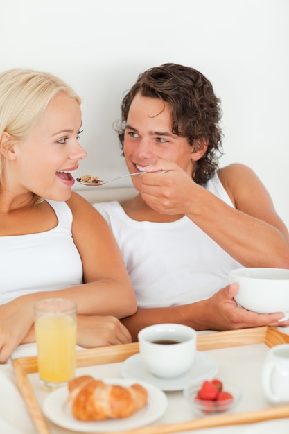 Portrait d&#39;un couple mignon, petit déjeuner