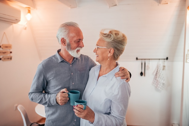 Portrait d&#39;un couple de personnes âgées amoureux, à l&#39;intérieur.