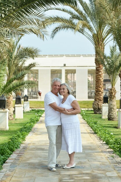 Portrait d'un couple de personnes âgées au jardin de l'hôtel tropic