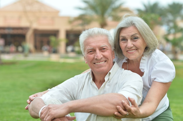 Portrait d'un couple de personnes âgées au tropic hotel resort