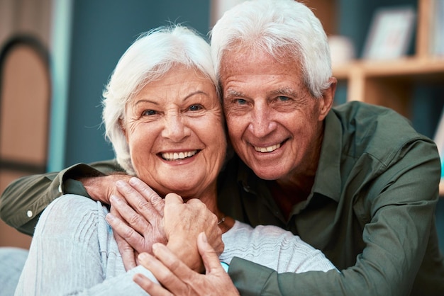 Portrait couple de personnes âgées et câlin dans le salon maison familiale et se détendre dans le salon pour les soins de l'amour et la retraite ensemble en Australie Sourire heureux et vieil homme âgé femme et personnes dans la maison