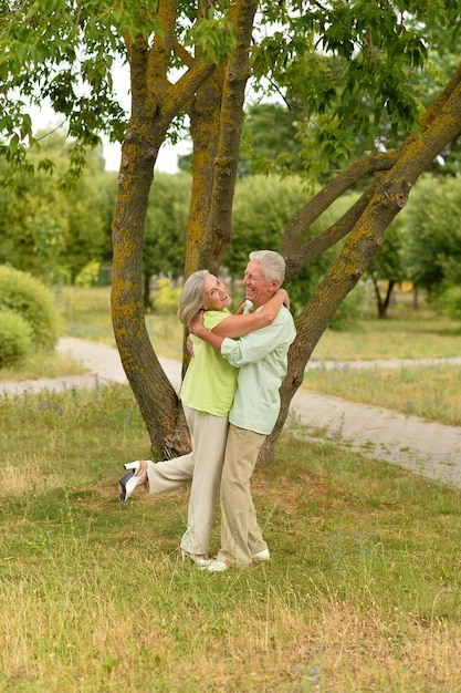 Portrait d'un couple de personnes âgées dansant dans le parc