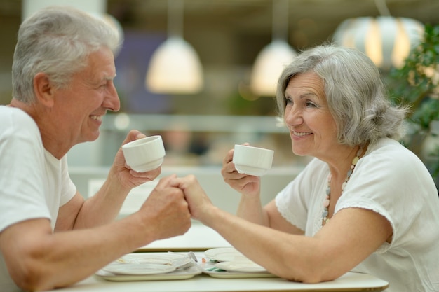 Portrait d'un couple de personnes âgées à date