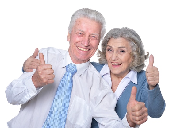 Portrait d'un couple de personnes âgées sur fond blanc